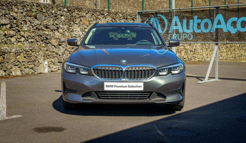 
								BMW 330e Touring full									