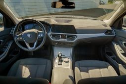 
										BMW 330e Touring full									