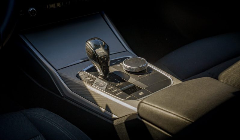 
								BMW 330e Touring full									