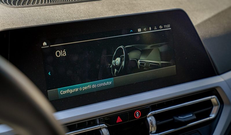 
								BMW 330e Touring full									