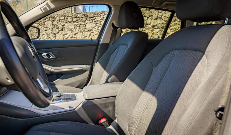 
								BMW 330e Touring full									