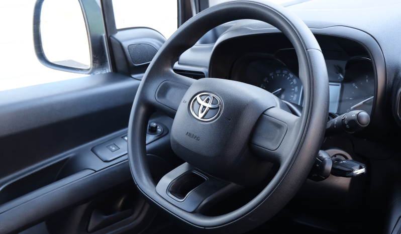 
								Toyota Proace City full									